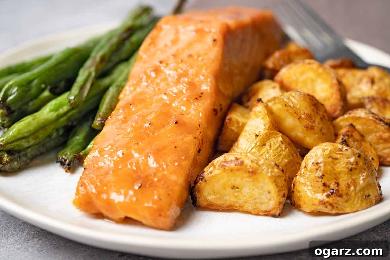 Fırından Tek Tepsi Lezzeti: Somon, Patates ve Taze Fasulye 5 Plated serving of salmon, potatoes, and green beans focused on the brown sugar glaze on the fish.