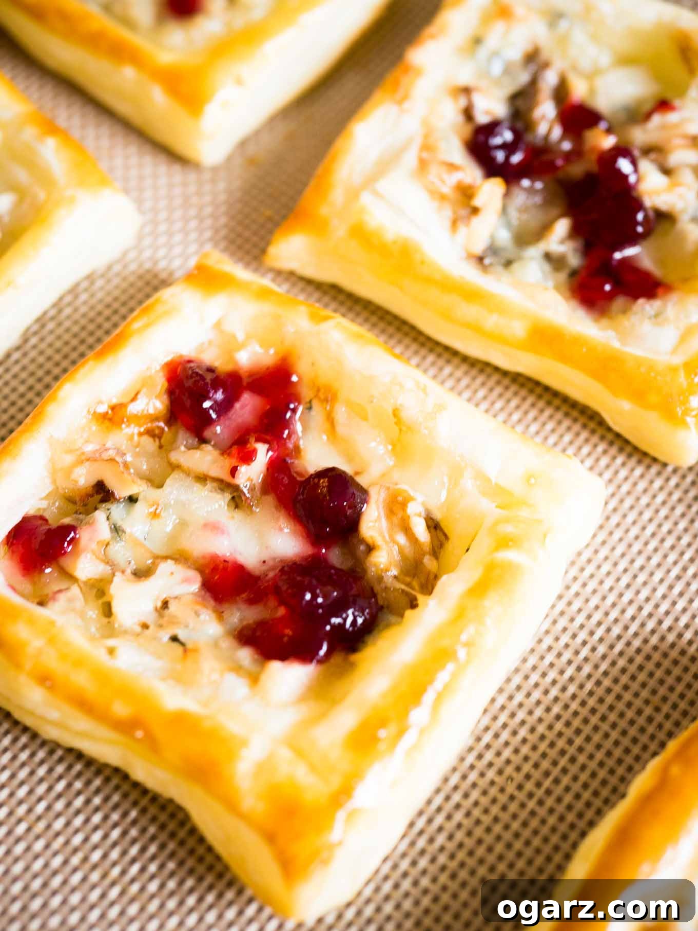 Pear Gorgonzola Mini Tartlets 2 Pear & Gorgonzola Mini Tartlets - a quick and easy appetizer for your next party with sweet pears and creamy blue cheese! Ready in under 30 minutes.
