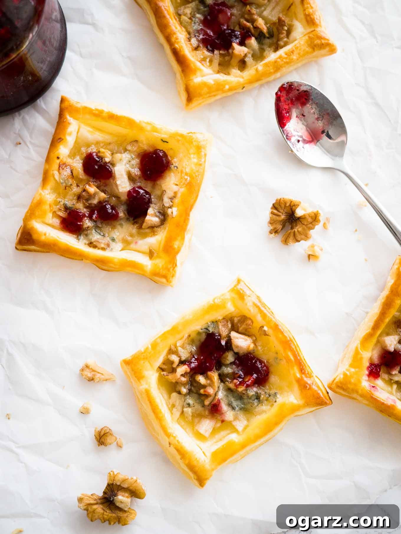 Pear Gorgonzola Mini Tartlets 3 Pear & Gorgonzola Mini Tartlets - a quick and easy appetizer for your next party with sweet pears and creamy blue cheese! Ready in under 30 minutes.
