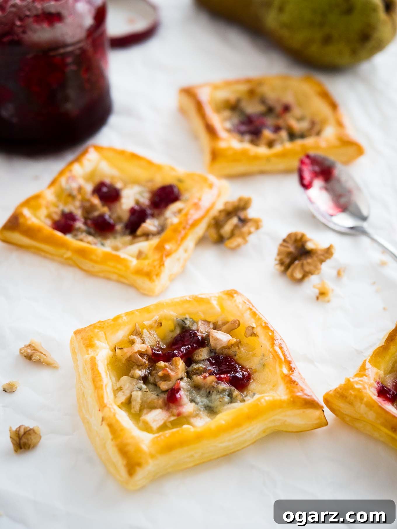 Pear Gorgonzola Mini Tartlets 5 Pear & Gorgonzola Mini Tartlets - a quick and easy appetizer for your next party with sweet pears and creamy blue cheese! Ready in under 30 minutes.