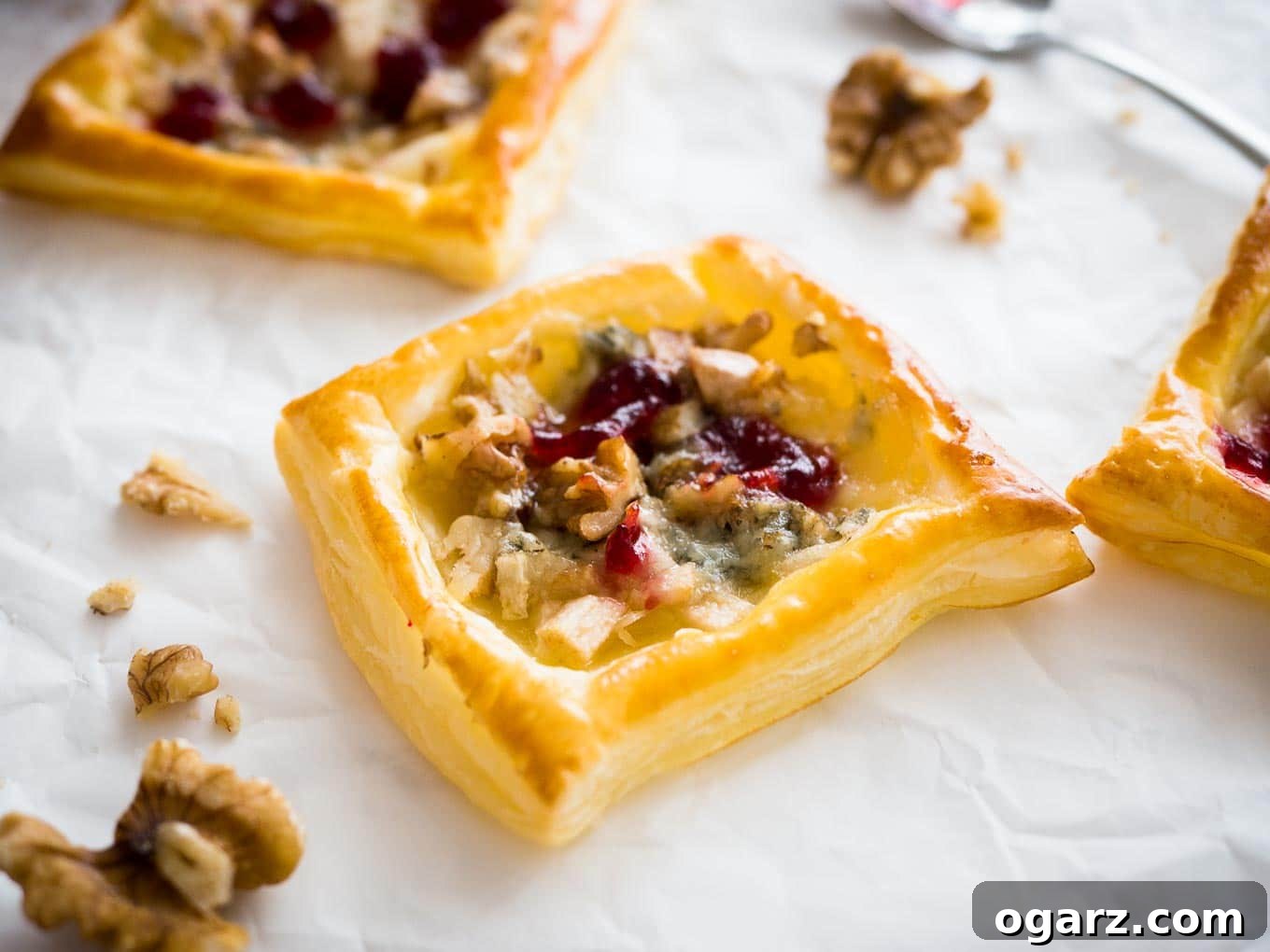 Pear Gorgonzola Mini Tartlets 7 Pear & Gorgonzola Mini Tartlets - a quick and easy appetizer for your next party with sweet pears and creamy blue cheese! Ready in under 30 minutes.