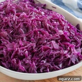 Rotkohl in a white bowl.