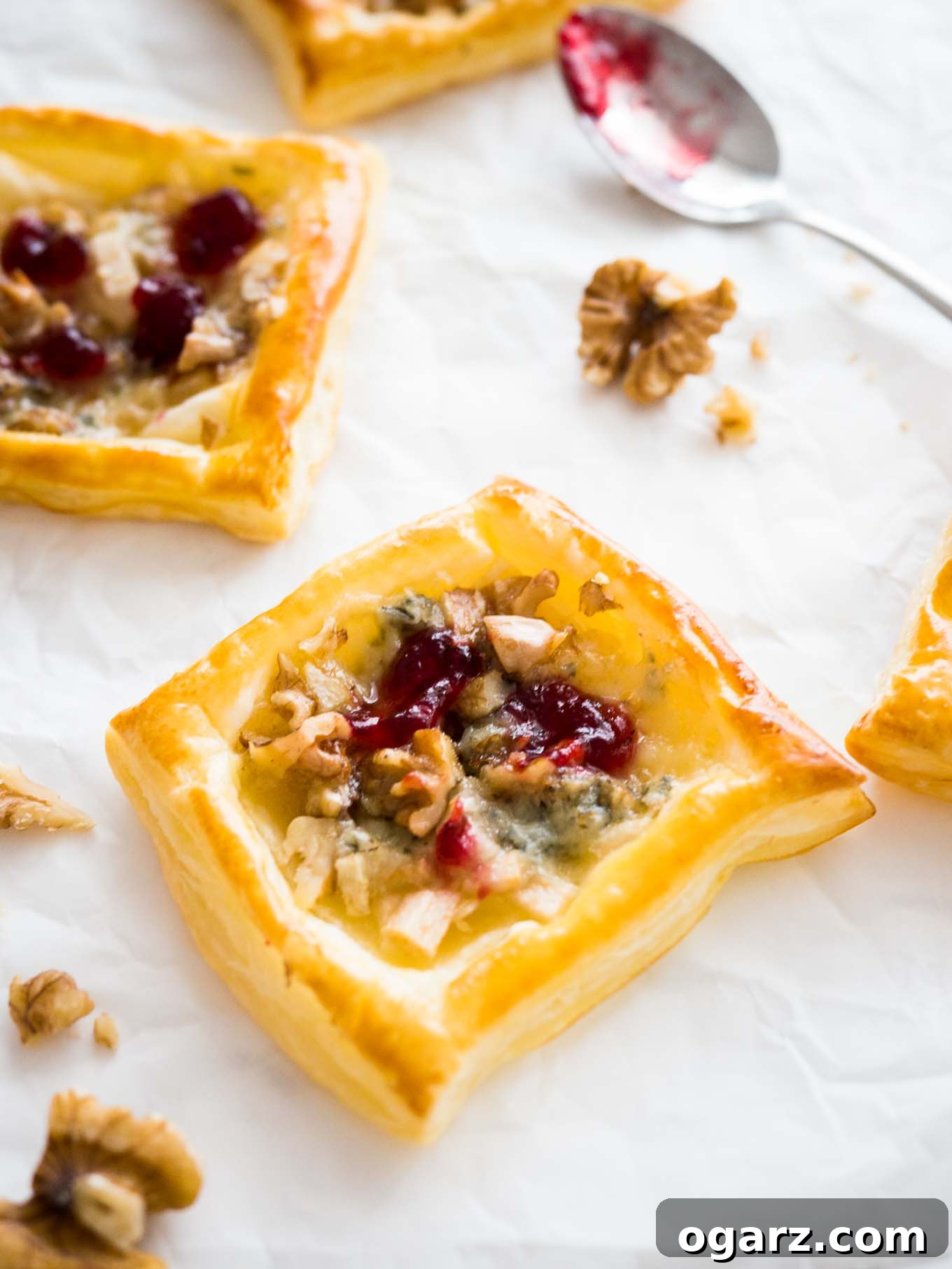Pear & Gorgonzola Mini Tartlets - a quick and easy appetizer for your next party with sweet pears and creamy blue cheese! Ready in under 30 minutes.